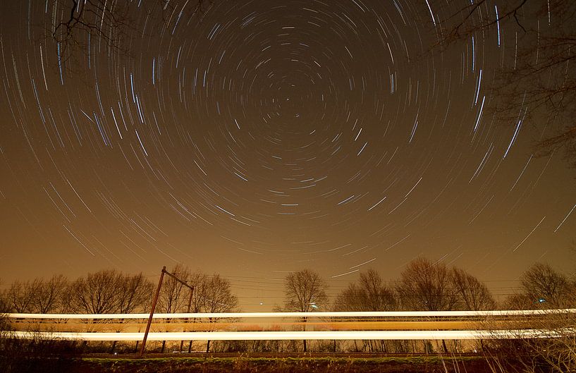Nederlands landschap van een sterrenspoor bij treinspoor in de buurt van Scherpenzeel von Jeroen Bos