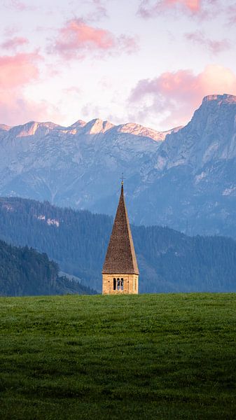 Kirchturm im Salzburger Land von Nils Steiner