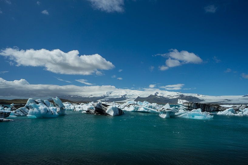 Islande - Photo aérienne d'icebergs géants sur l'eau par adventure-photos