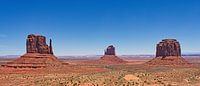 Monument Valley met een strak blauwe lucht