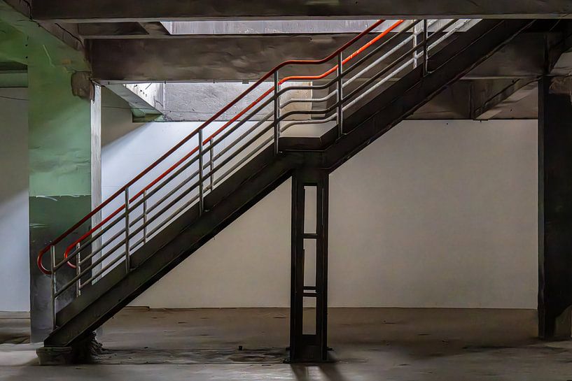 Seitenansicht einer Industrietreppe von Joes van Asten