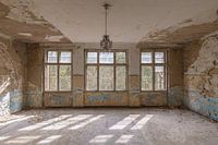 leerer Raum mit Urbex-Pendelleuchte