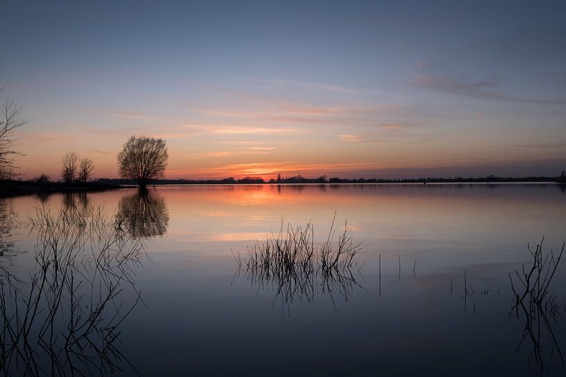 Coucher de soleil à la flaque par Moetwil en van Dijk - Fotografie