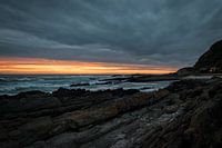 Bewölkter Sonnenuntergang über Felsen in Südafrika (Tsitsikamma)