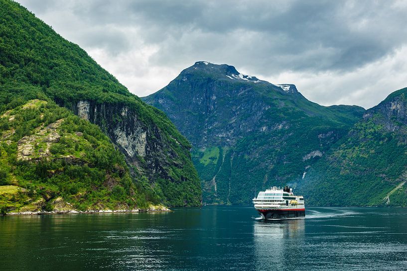 Blick auf den Geirangerfjord in Norwegen van Rico Ködder