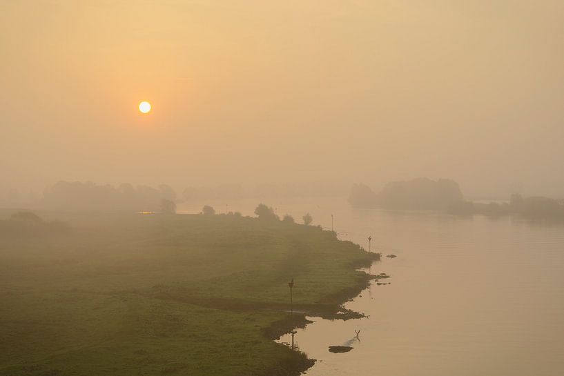 Sonnenaufgang über der IJssel an einem nebligen Morgen von Sjoerd van der Wal Fotografie