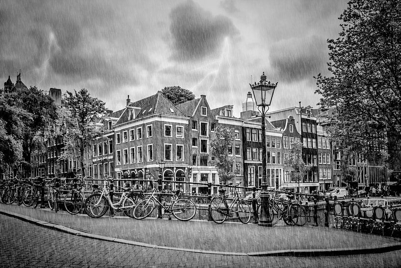 AMSTERDAM tijdens onweer en regen van Melanie Viola