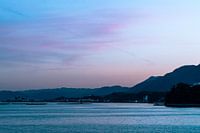 Japanische Berge vom Wasser aus.
