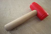 Spielzeughammer liegend