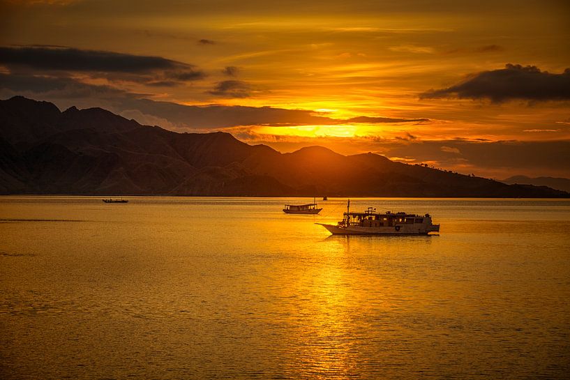 zonsondergang met boot von peter verreussel