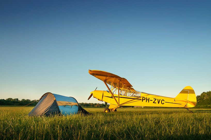 Avion Piper Super Cub avec tente dans le pré par Planeblogger