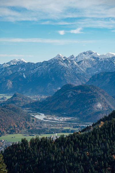 Neuschwanstein, Tegelberg, Vils mit frischem Neuschnee im Herbst von Leo Schindzielorz
