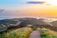 Domburg au loin par un matin brumeux