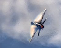 Griechische F16 macht Wolken und Regenbögen auf ihren Flügeln