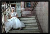 Dame dans l'escalier