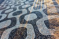 Schwarz-weißes Muster des berühmten Bürgersteigs in Ipanema (entworfen von Oscar Niemeyer), Rio de J