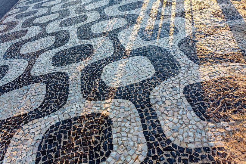 Schwarz-weißes Muster des berühmten Bürgersteigs in Ipanema (entworfen von Oscar Niemeyer), Rio de J von WorldWidePhotoWeb