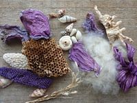 Stilleven paars op houten achtergrond