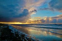 Meer mit Sonne hinter Wolken