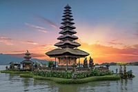 Ulun Danu Tempel Beratan See in Bali Indonesien bei Sonnenuntergang