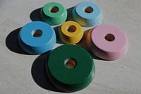 Spielzeug-Scheiben umeinander mit Schatten