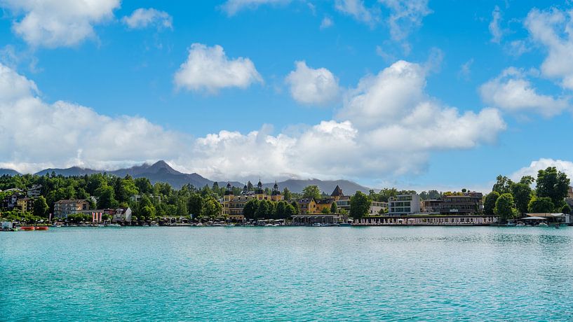Vue de la promenade au bord du lac à Velden, sur le magnifique lac Woerthersee. par Andreas Völkel