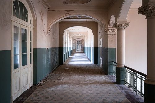 Corridor fantôme abandonné.