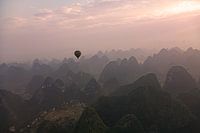 Ballon über dem Karstgebirge im Süden Chinas