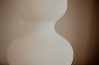 Stilleben mit sandfarbener Blasenvase