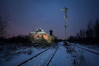 Verlassenes Stellwerk auf einem trostlosen Rangierbahnhof