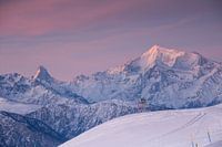 Incandescence des Alpes pendant le lever du soleil en hiver au Cervin valaisan sur la Fiescheralp.