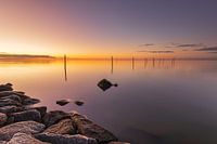 Kalter, farbenfroher Sonnenaufgang auf dem Markermeer bei Hoorn