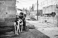 Enfant pauvre avec chien à Sal Cap Vert Afrique