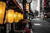 Lanterne jaune pendant une journée grise