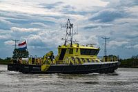 Patrouillenschiff Rijkwaterstaat auf dem Fluss Merwede