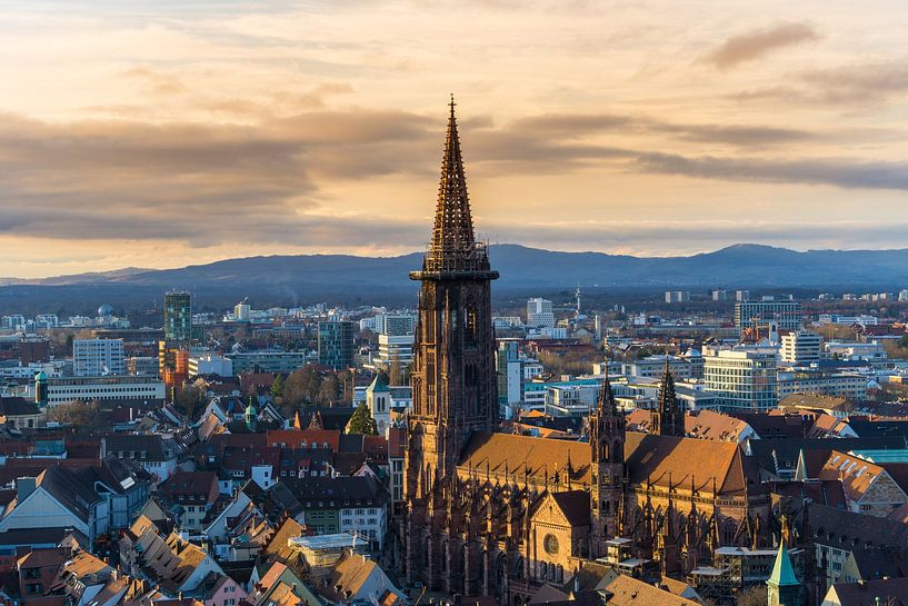Deutschland, Wintersonnenuntergang über Freiburg im Breisgau von adventure-photos