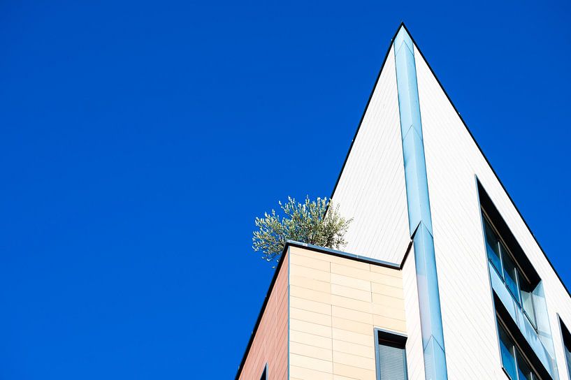 Formes géométriques et ciel bleu par Werner Lerooy