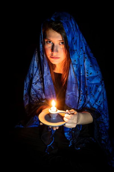 Jeune femme triste avec une bougie et un foulard bleu par Hans-Jürgen Janda