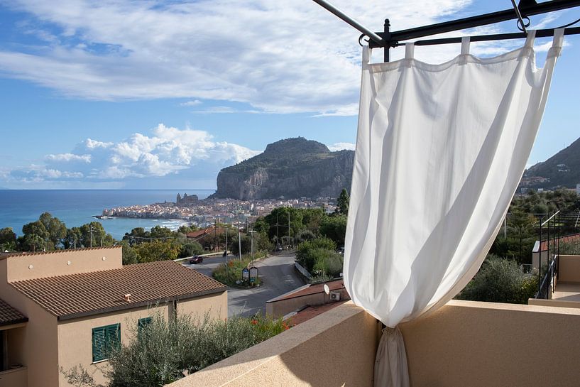 Vue sur les montagnes et la mer, Cefalu. Italie. par Andrew van der Beek