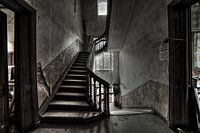Urbex trappenhuis in een verlaten kasteel