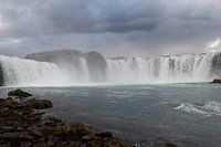 Mitten im Godafoss Wasserfall