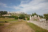 Vue d'Ostuni avec la ferme Trulli au premier plan, Italie