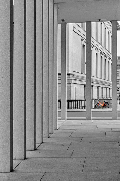Vélo orange sur l'île aux musées à Berlin par Jenco van Zalk