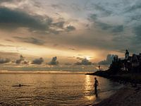 Late avond bij Urk met zwemmers