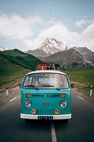 Volkswagenbusje in de Kaukasus bergen van Georgie | Reisfotografie
