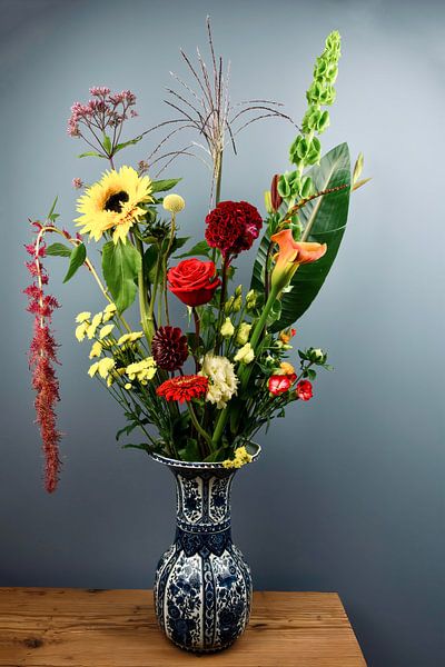 Nature morte : Bouquet de fleurs coloré dans un vase bleu Delft par By Marjolein Design