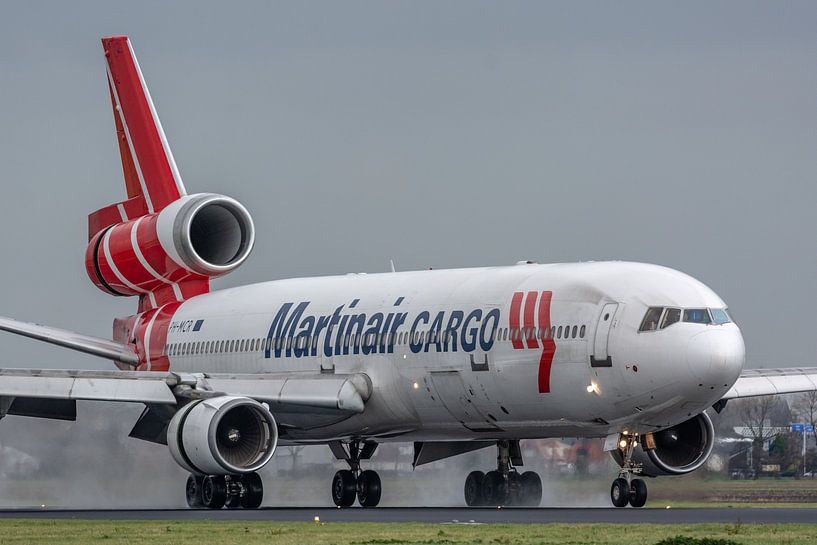 Eine McDonnell Douglas MD-11 von Martinair Cargo (PH-MCR) ist soeben auf der nassen Polderbaan gelan von Jaap van den Berg