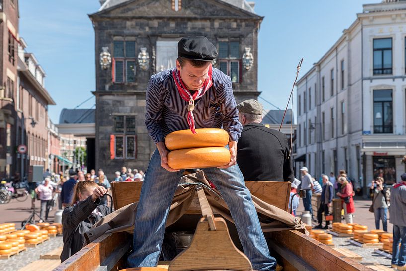 Junge schleppt Käse auf dem Käsemarkt in Gouda von Remco-Daniël Gielen Photography