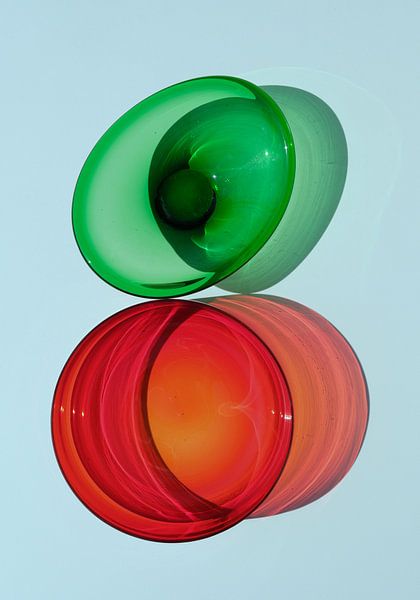 Nature morte estivale avec des bols sur fond bleu par Kees Schouten