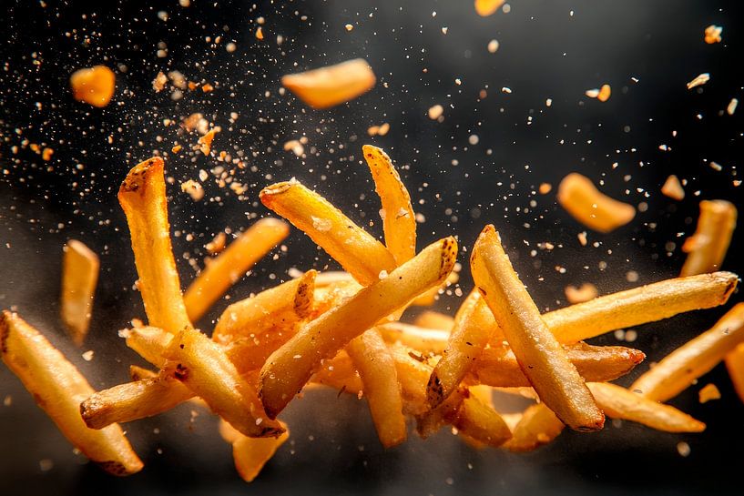 Krosse Pommes Frites in der Luft – Actionshot von Poster Art Shop